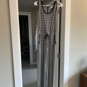 Calvin Klein black and white romper w tied waist and pockets